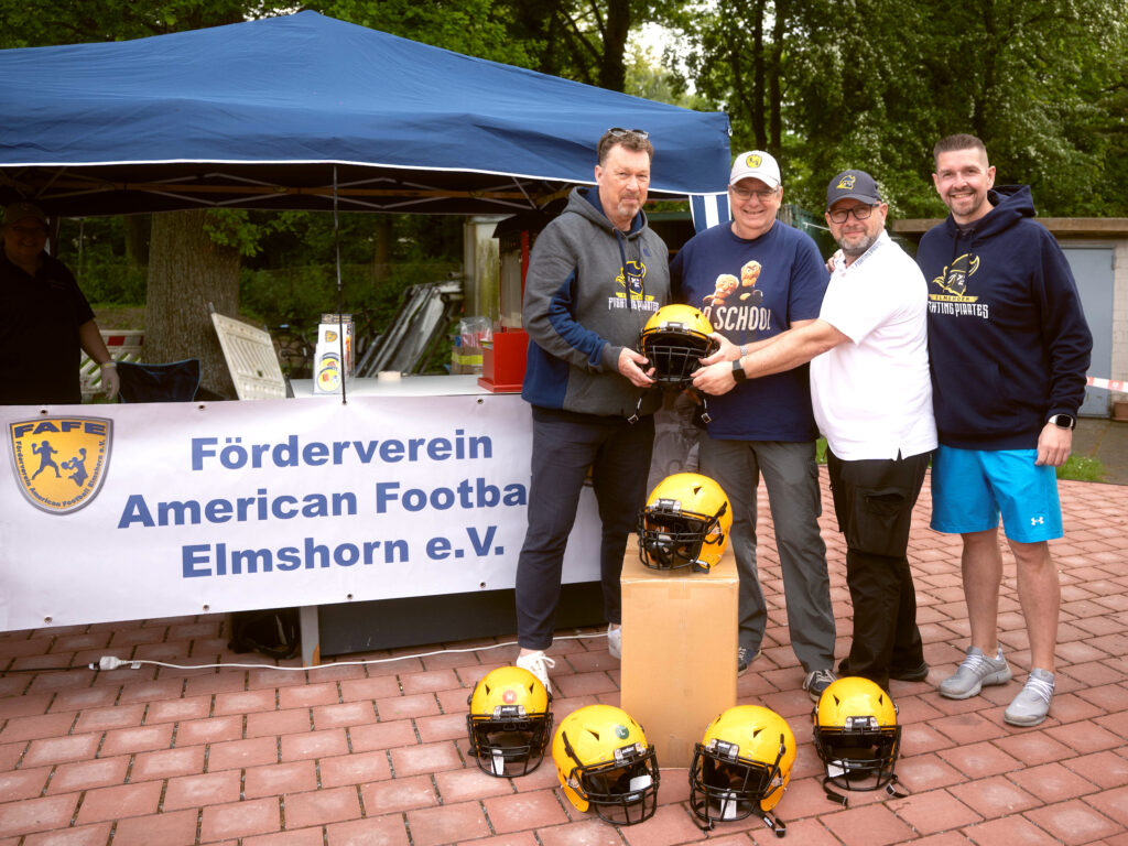 Übergabe einer Helmspende für Jugendspieler